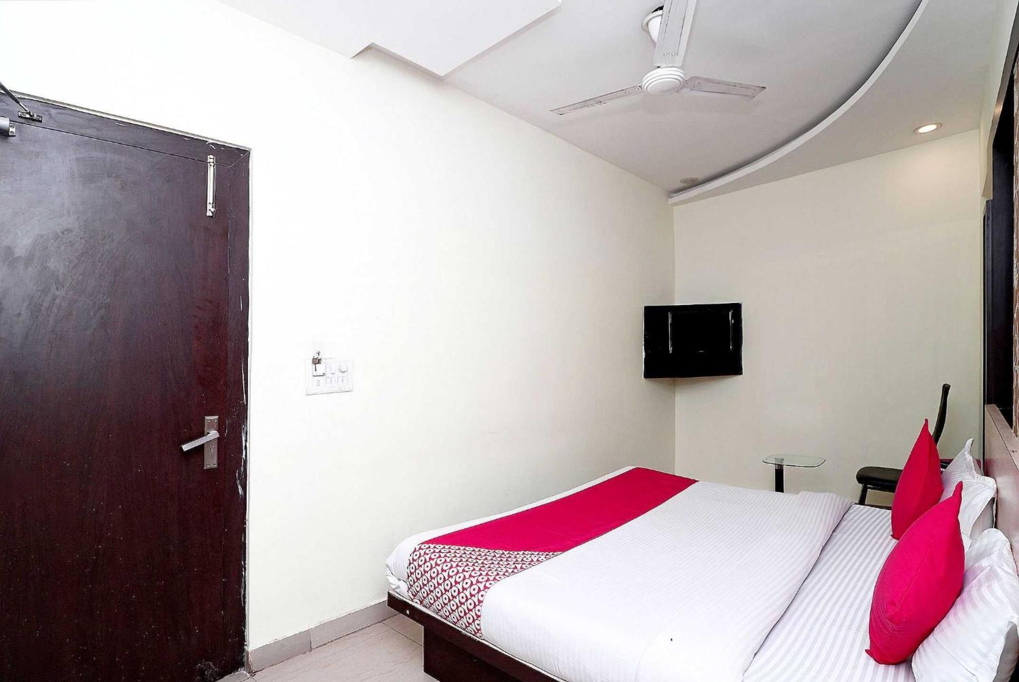 Oyo Flagship Hotel Krishna Chinhat Екстер'єр фото