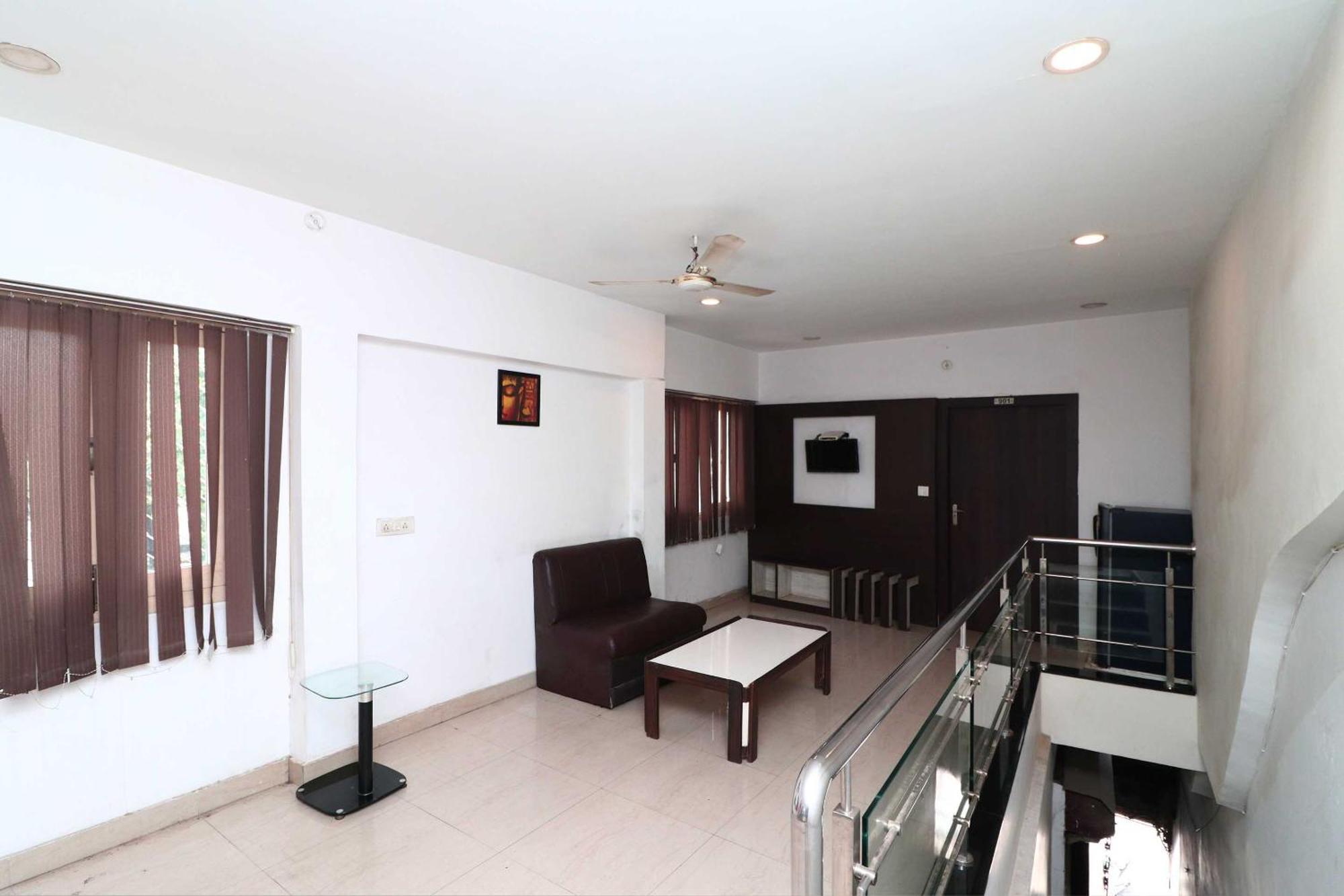 Oyo Flagship Hotel Krishna Chinhat Екстер'єр фото